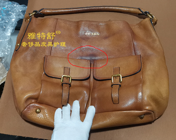 普拉达PRADA油腊皮被擦黑救治修复 普拉达PRADA油腊皮被擦黑救治修复