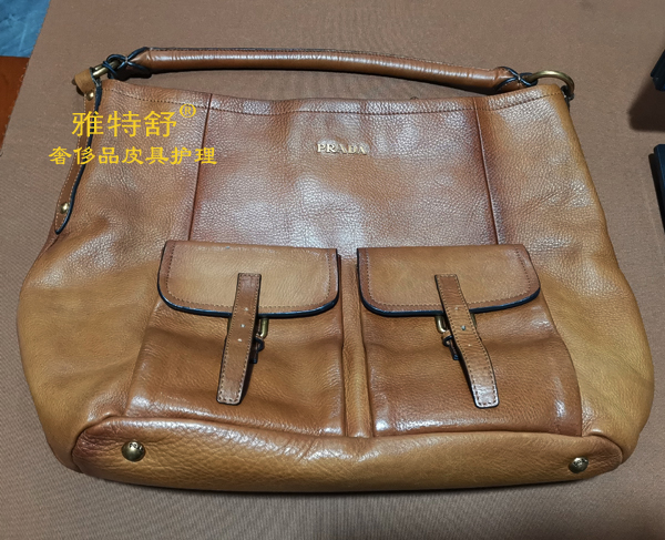 普拉达PRADA油腊皮被擦黑救治修复 普拉达PRADA油腊皮被擦黑救治修复